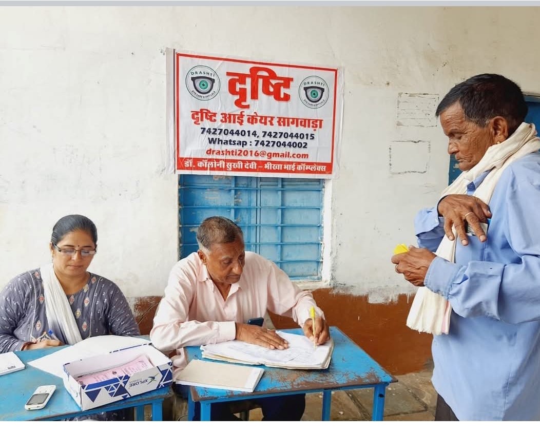 Registration and visitor assistance at Drashti Eye Care, Sagwada